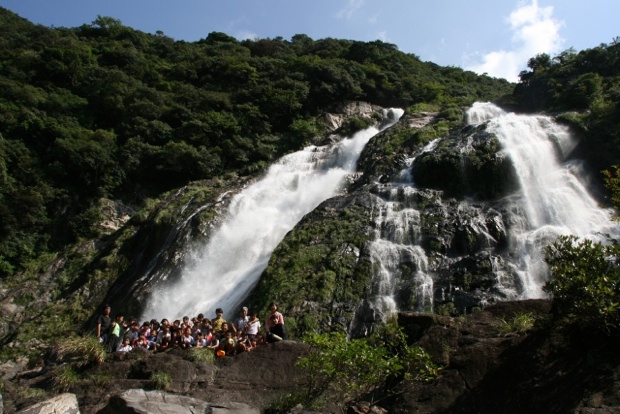 栗生地区にある「大川の滝」を訪れた、栗生小の子供たち。落差88メートルで、南九州一の滝なのだそう。