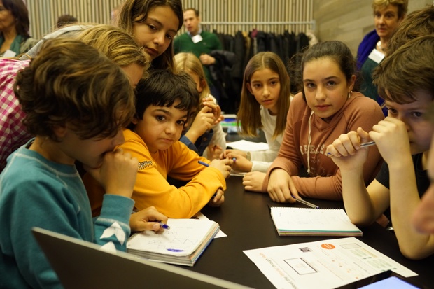 スペインで開催した「Global Math Challenge」イベント。思考回路をフル稼働させて、正解を考える小学生たち。