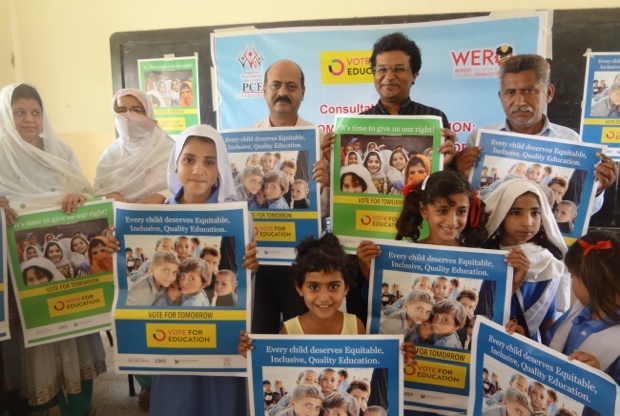 キャンペーンに参加する子どもたち（パキスタン）(C) Pakistan Coalition for Education (PCE)