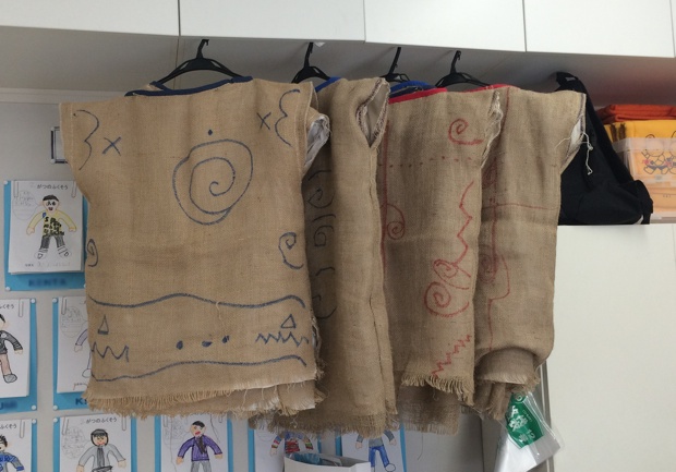 子どもたちが作成した縄文時代の衣装。