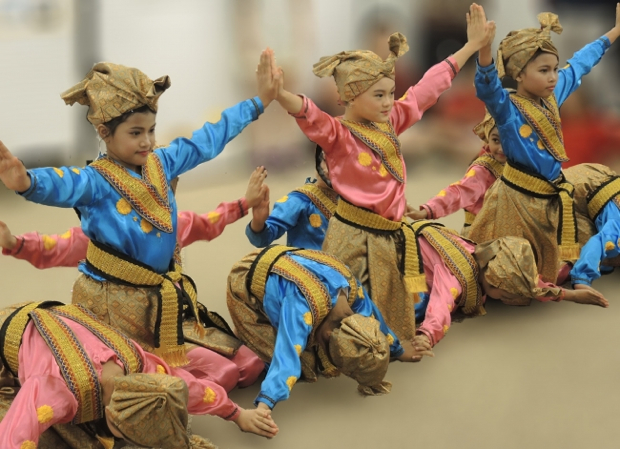 インドネシアの伝統的な舞踊「インダンダンス」。
