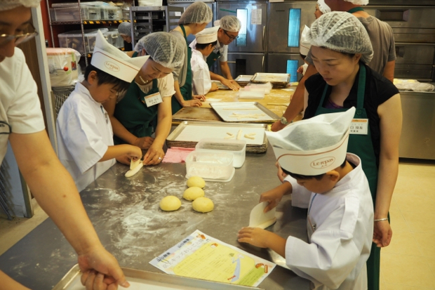 京王食品の「オリジナルパンを作ろう！」体験。