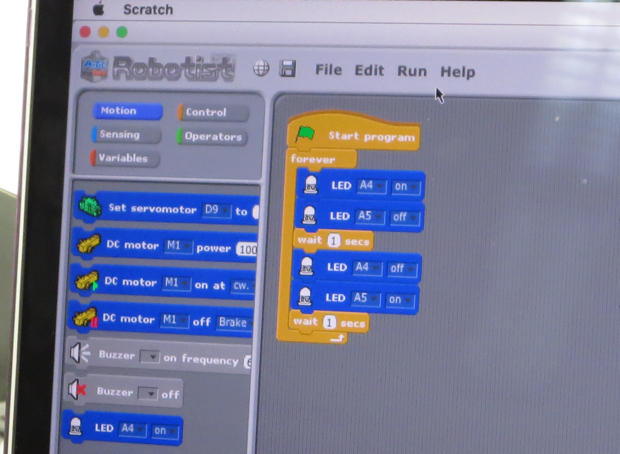 MITメディアラボが開発した「Scratch」は、ロボット制御用にカスタマイズできるなどさまざまな学習環境に対応。